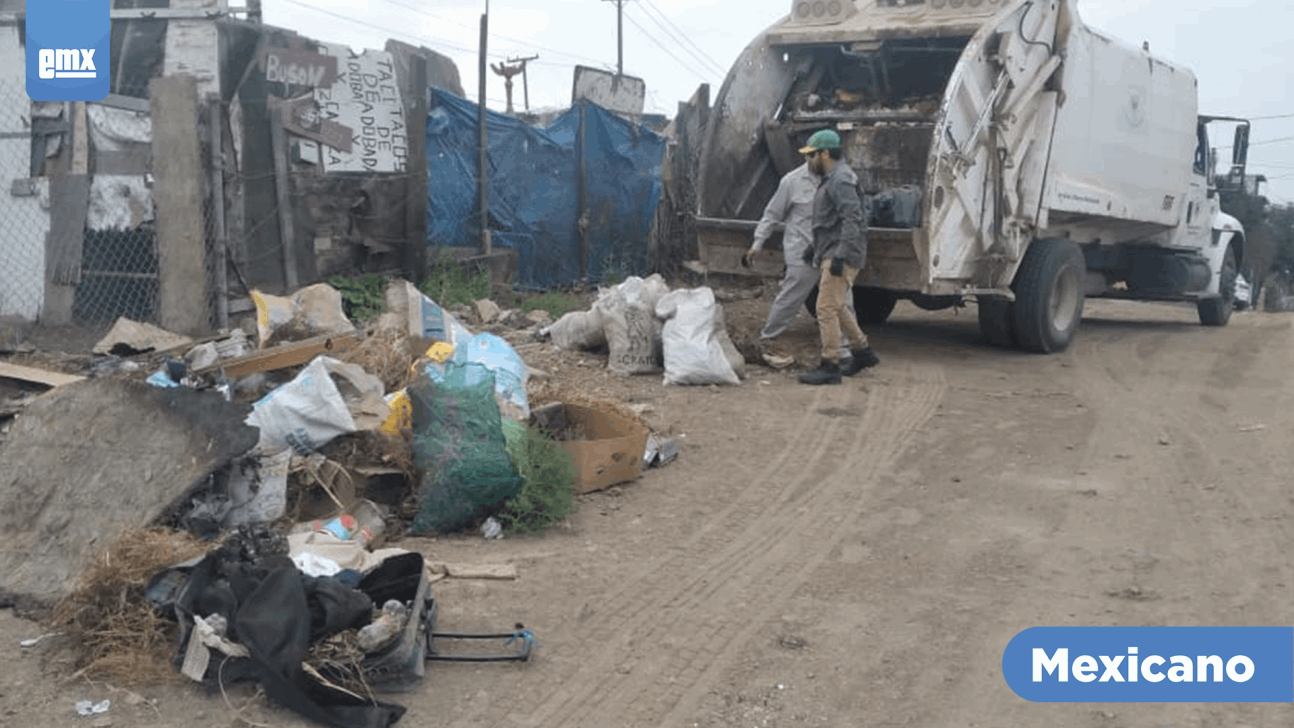 EMX-Retiran basura pesada en varias colonias de Rosarito