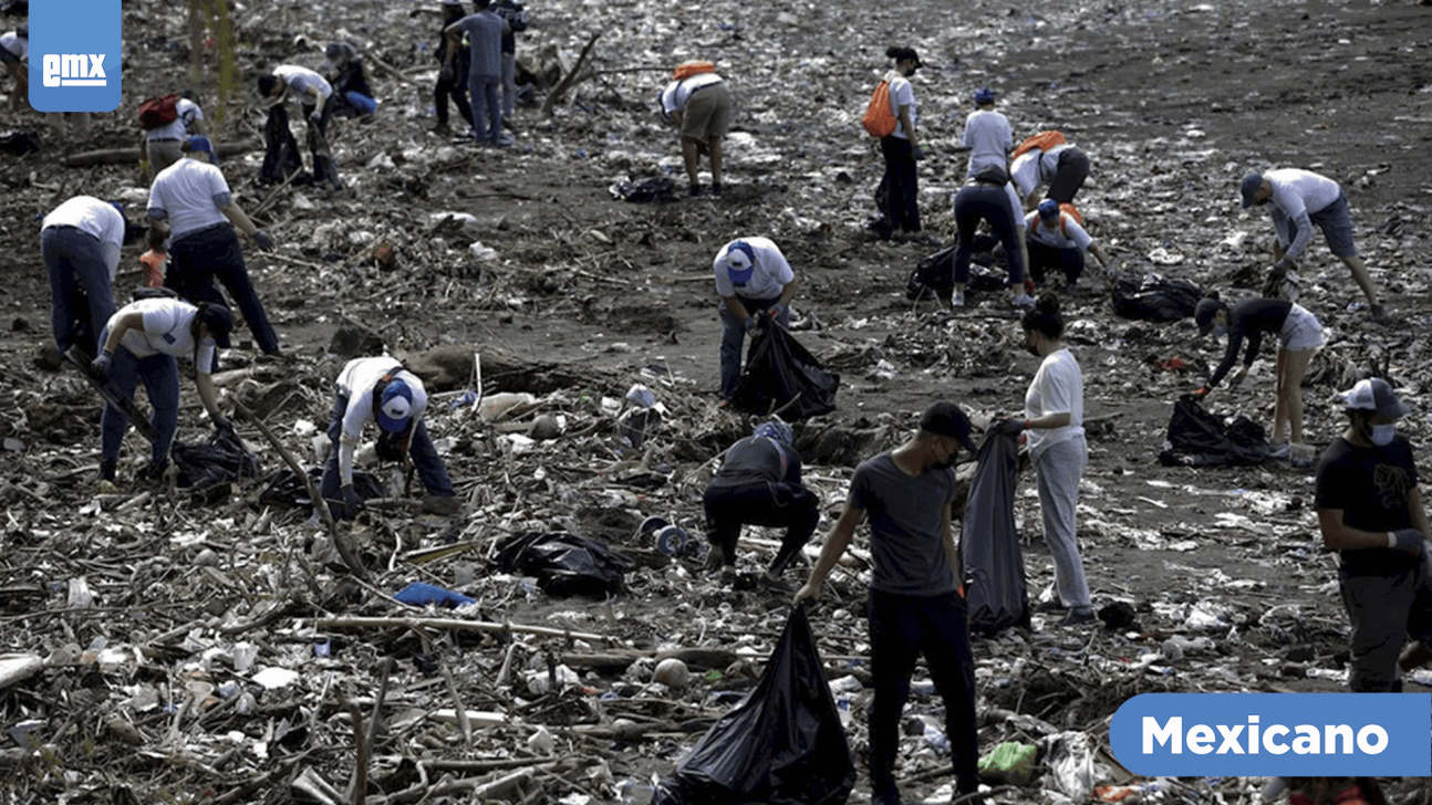 EMX-En Panamá, hacen cadena humana para limpiar playa llena de basura