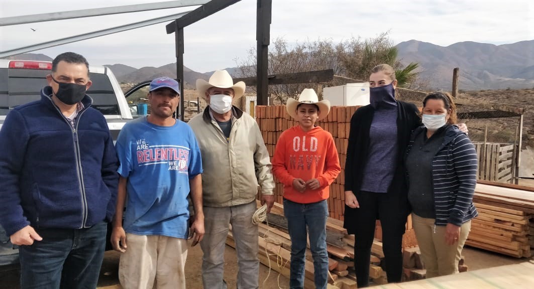 EMX-Brinda el Grupo de los 100 ayuda a familia que se quedó sin hogar