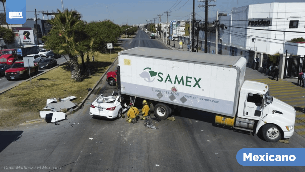 EMX-Choca camión contra auto particular en el “Insurgentes”