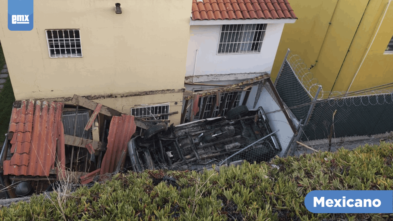 EMX-Cae pick up al patio de una casa, en Residencial Palmar
