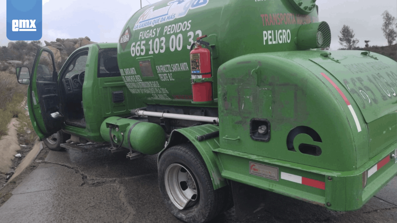 EMX-Camión de Rivera Gas causa accidente en Tecate
