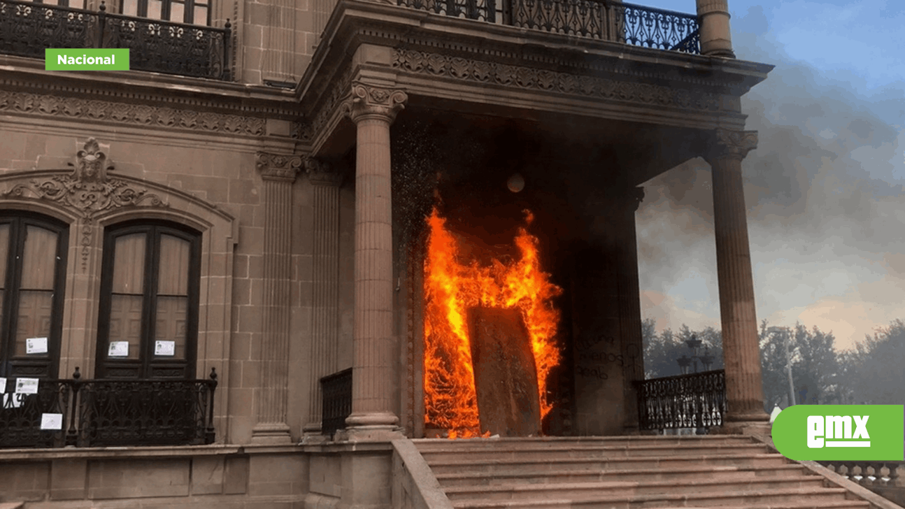 EMX-En NL, incendian puerta de Palacio de Gobierno tras protesta por desaparecidos; hay 2 detenidas