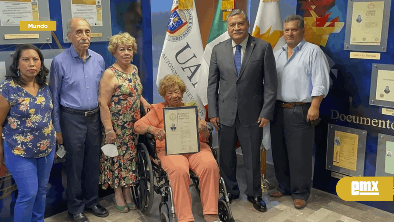 EMX-Al cumplir 101 años, Doña Julia recibe su título universitario