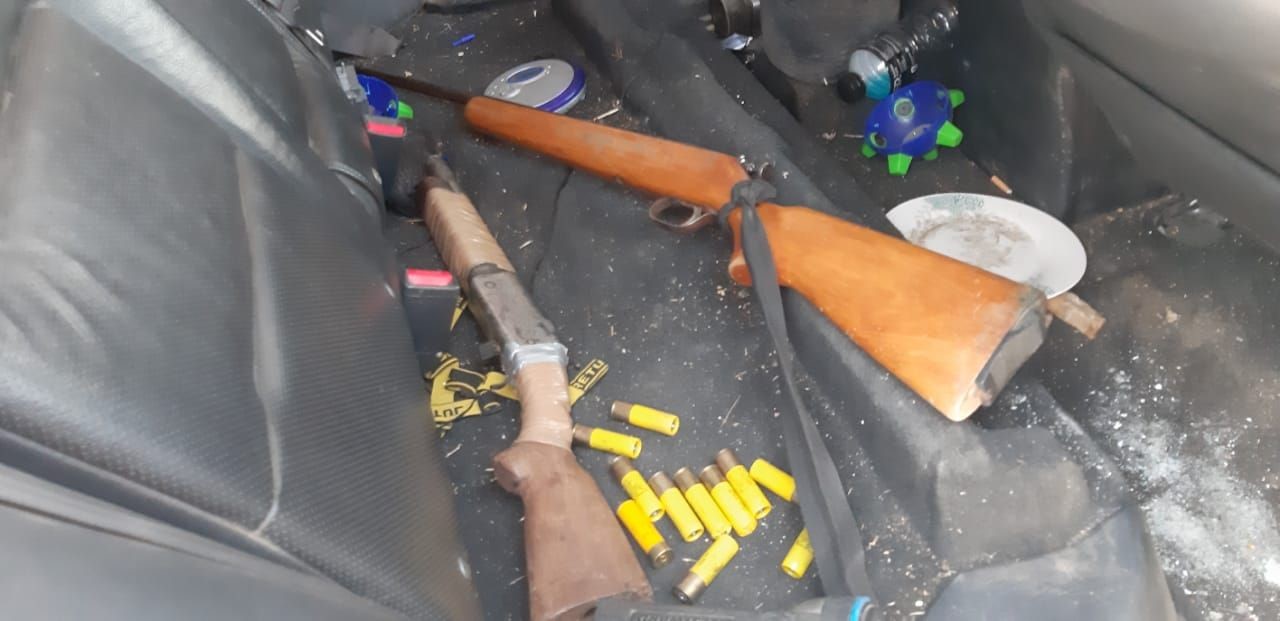EMX-Hallan cuatro armas en vehículo abandonado