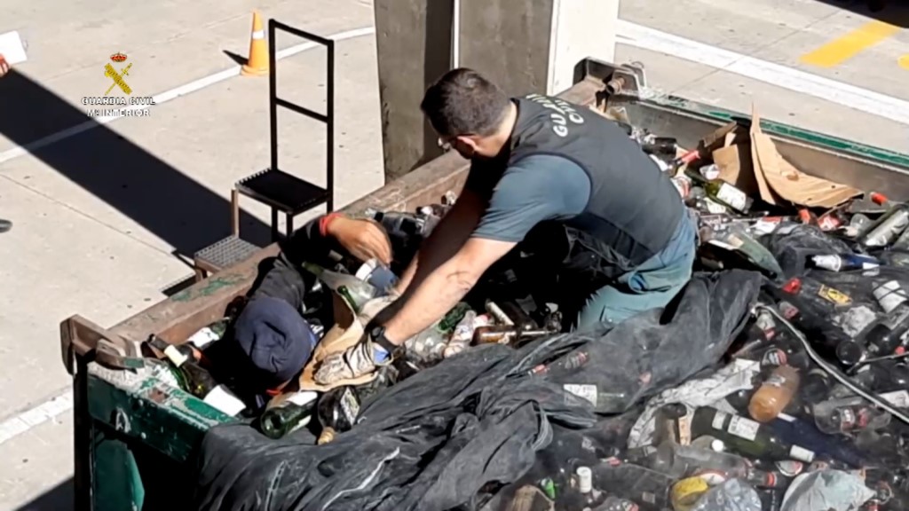 EMX-Rescatan a 41 inmigrantes escondidos en escombros en el puerto de Melilla