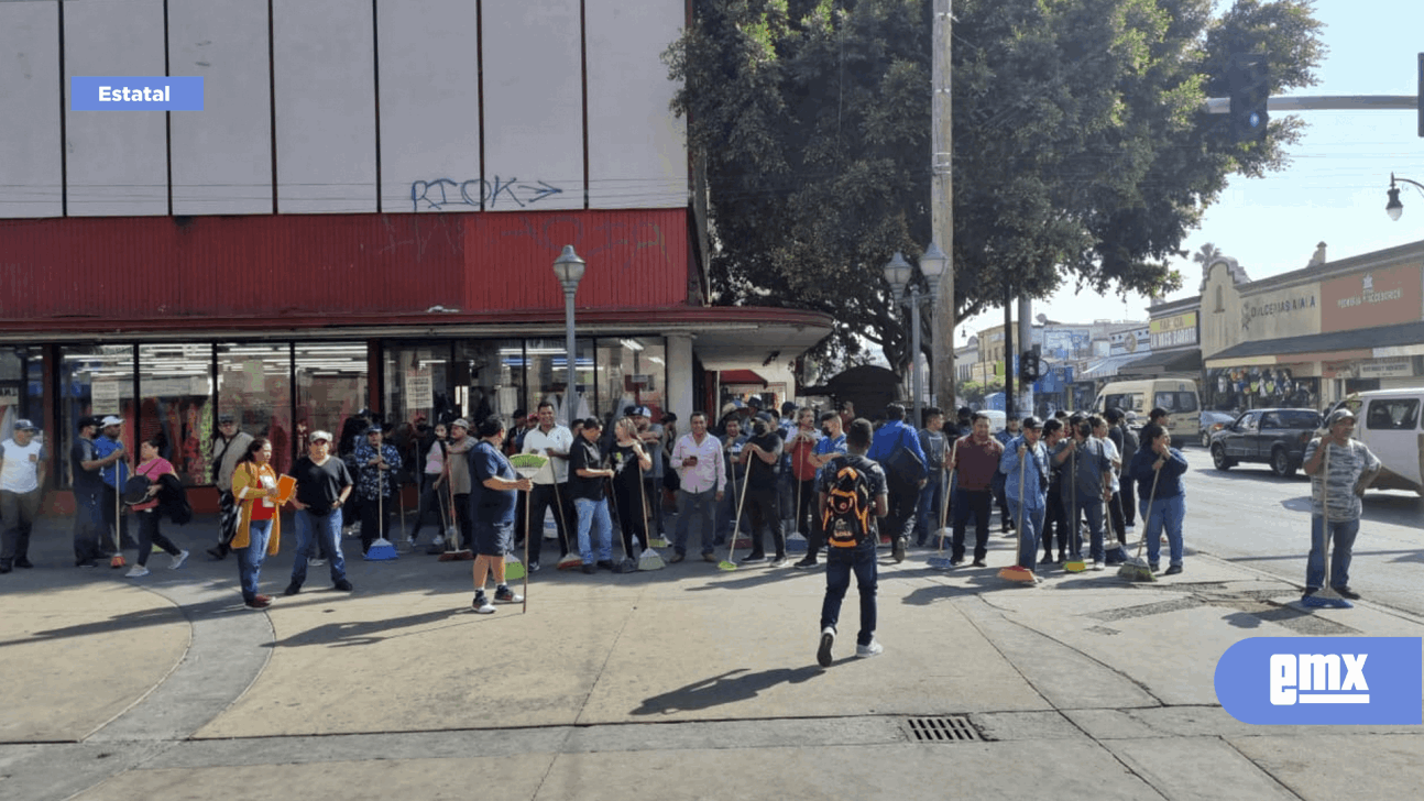 EMX-Realizan ambulantes jornada de limpia en zona centro