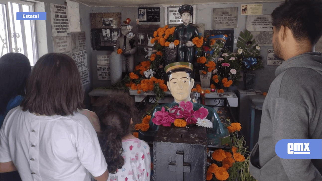 EMX-Familias visitan la tumba de Juan Soldado para pedirle milagros