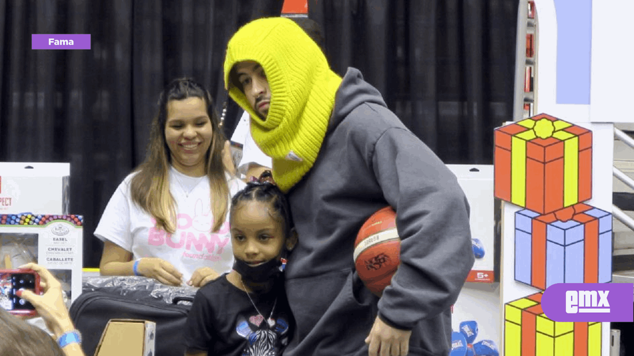 EMX-Bad Bunny lleva regalos a niños pobres de Puerto Rico