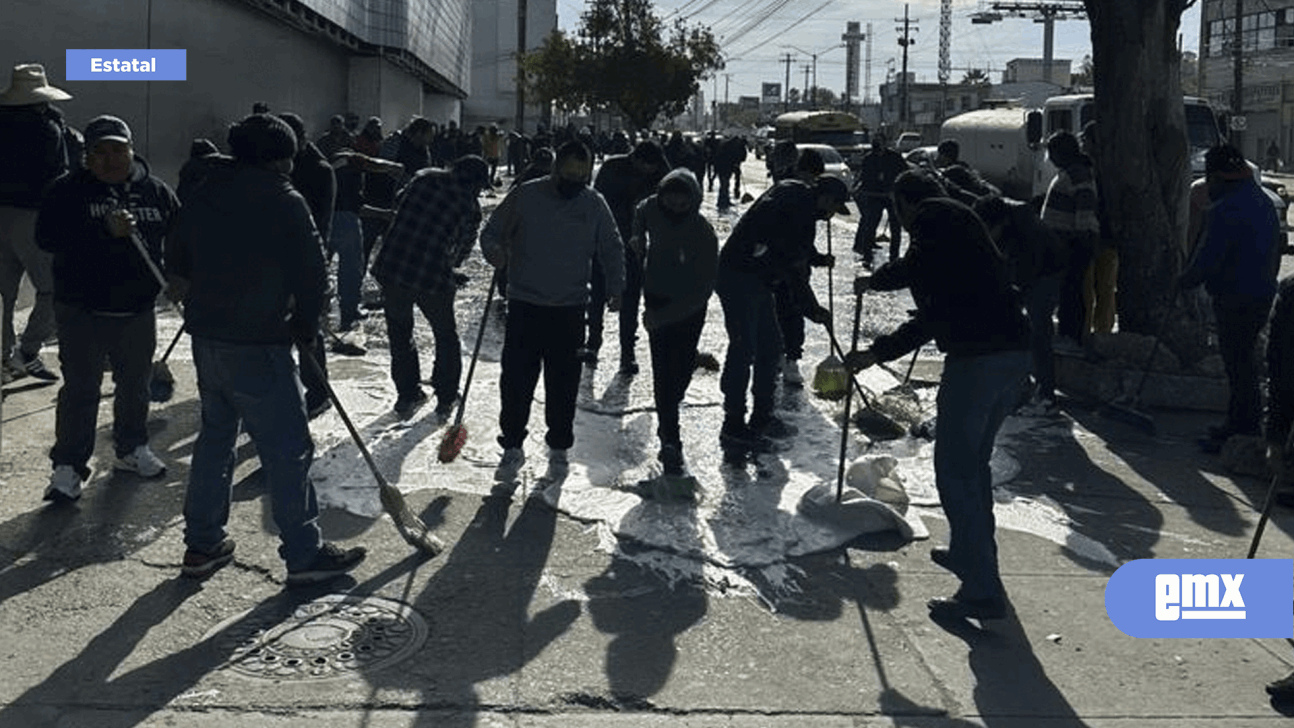 EMX-Vendedores limpian las banquetas de Las Brisas a la 5 y 10, lidereados por Eliseo Díaz de la Cruz