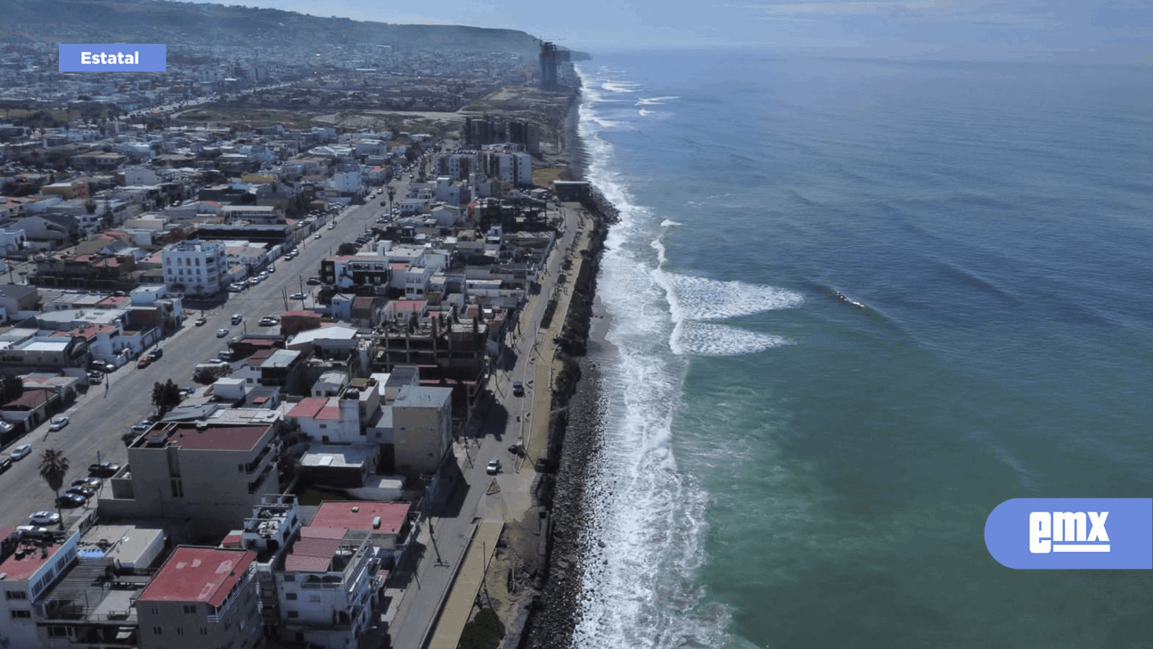 EMX-Playas de TIjuana registra marea alta esta mañana, no se puede caminar por donde estaba la playa