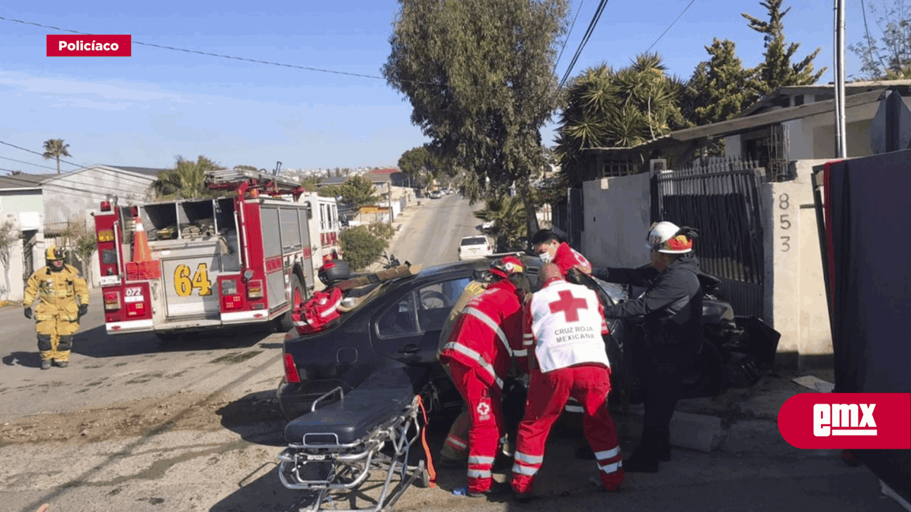 EMX-Pareja resulta lesionada tras chocar con su vehículo de frente contra una casa 