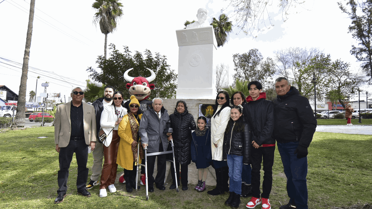 EMX-Recibe merecido homenaje Don Juan Manuel Martínez Pérez