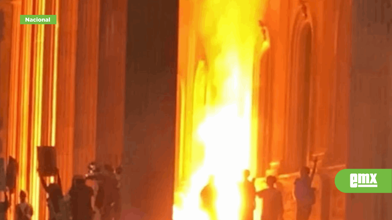 EMX-Mujeres queman la puerta del Palacio de Gobierno de NL