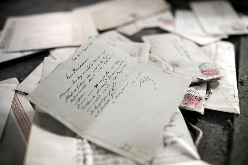 EMX-Las cartas halladas en un desván austriaco que revelan inquietantes similitudes entre Adolf Hitler y su padre: “Hasta las firmas son idénticas”
