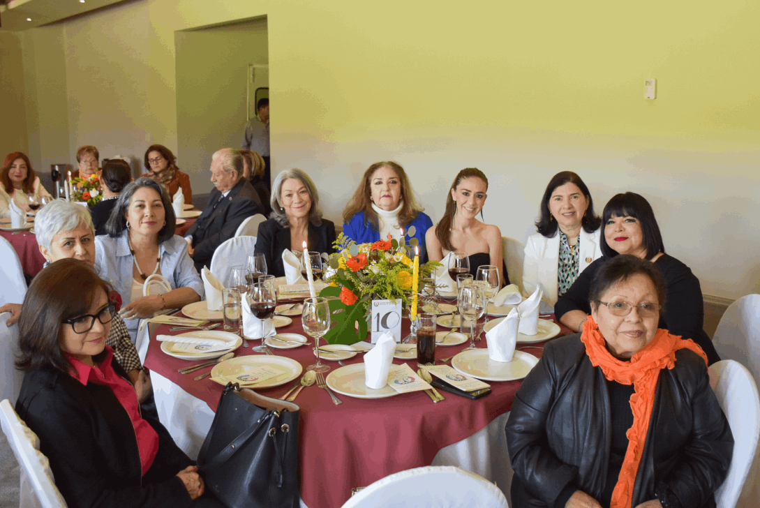 Emotiva Ceremonia De Las Velas Mujeres Profesionistas Y... - El Mexicano