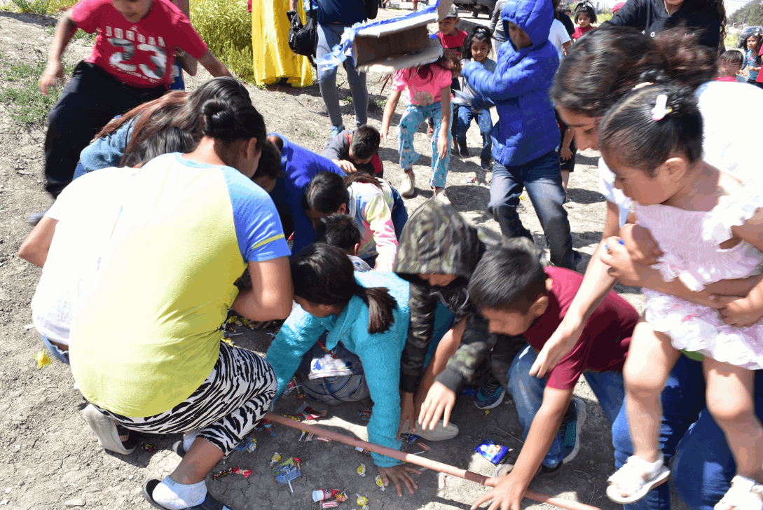 EMX-Gozaron de feliz fiesta niños  Comedor del Niño Jesús