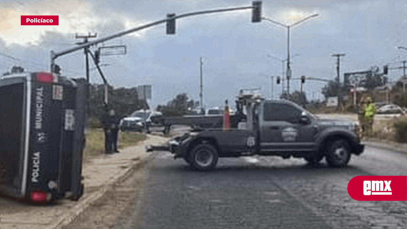EMX-Dos policías lesionados en volcadura