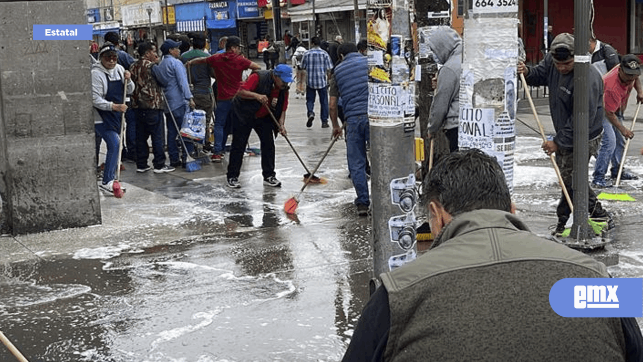 EMX-Vendedores ambulantes encabezados por Eliseo Díaz de la Cruz, limpiaron parte de zona centro de Tijuana