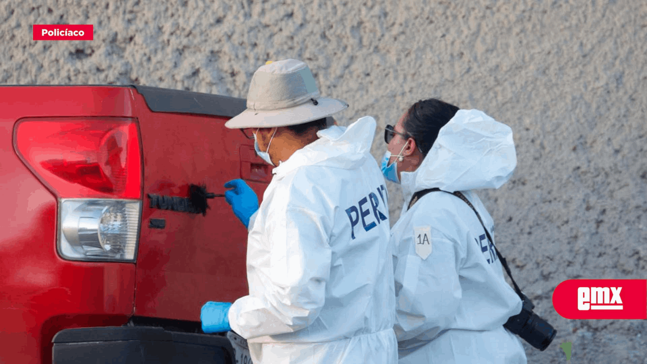 EMX-Balean a un hombre a bordo de un pick up Toyota Tundra rojo