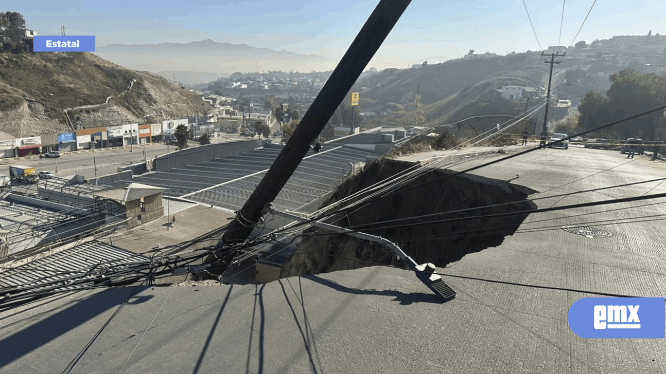 EMX-Provoca socavón deslizamiento en avenida Acueducto y deja sin agua, luz y drenaje a colonos de Tijuana