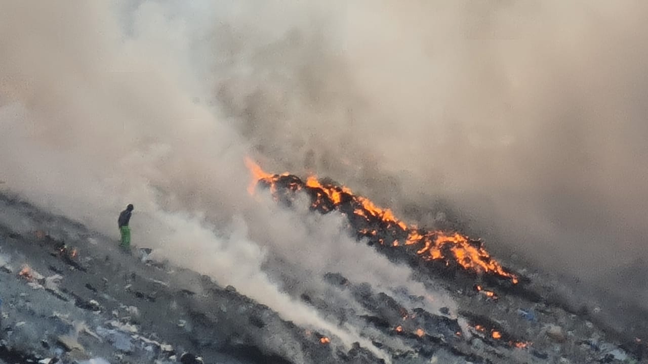 EMX-Se incendia relleno sanitario de Rosarito 