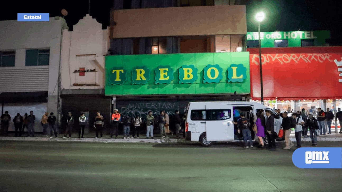 EMX-Causan terror a usuarios largas filas para abordar un taxis en la Zona Centro