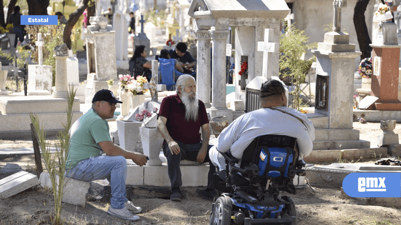 EMX-VISITAN MEXICALENSES PANTEONES  EN DÍA DE MUERTOS