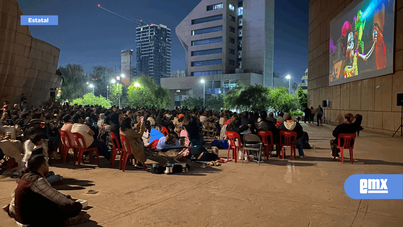 EMX-Familias Tijuanenses disfrutan de la película de "COCO" en la explanada de CECUT