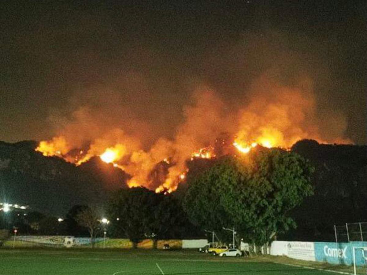 EMX-Incendio en Tepoztlán consume 50 hectáreas en el Tepozteco