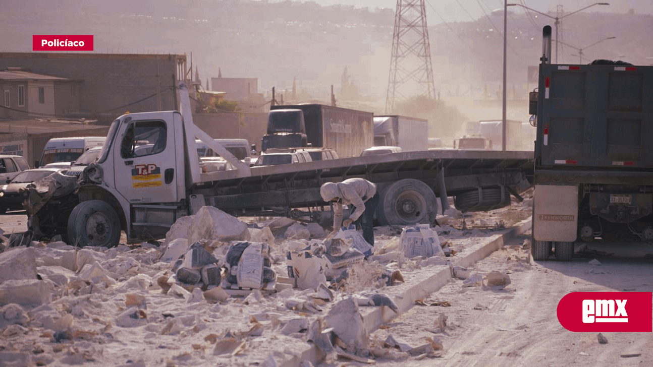 EMX-Vuelca tractocamión cargado con bultos de cemento sobre el 2000 