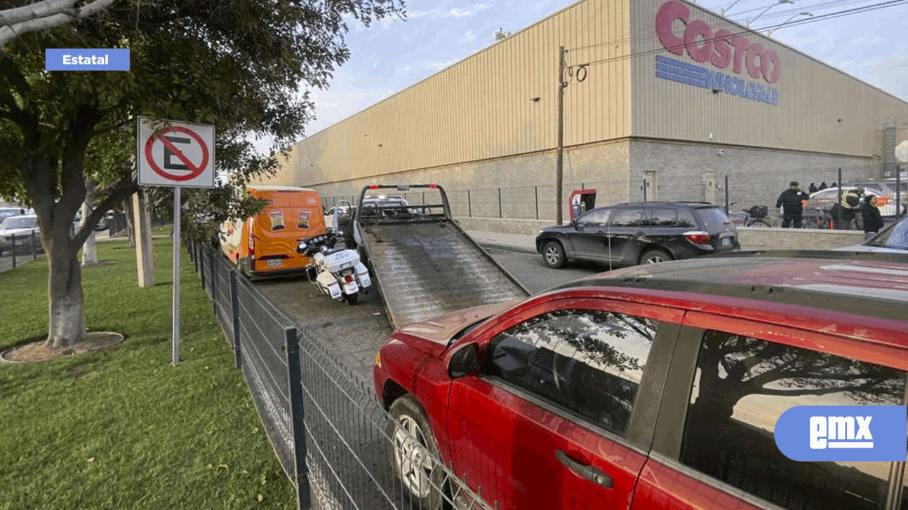 EMX-Clientes de Costco se quedan sin su vehículo al salir con su pastel de la tienda