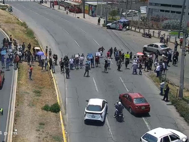 EMX-Estudiantes  bloquean avenida Central en CDMX 