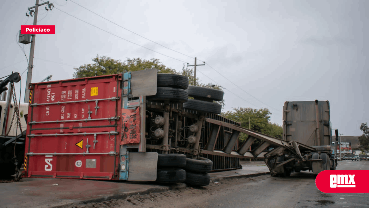 Trailer Sufre Volcadura A Espaldas De La Plaza El Mexica... - El Mexicano