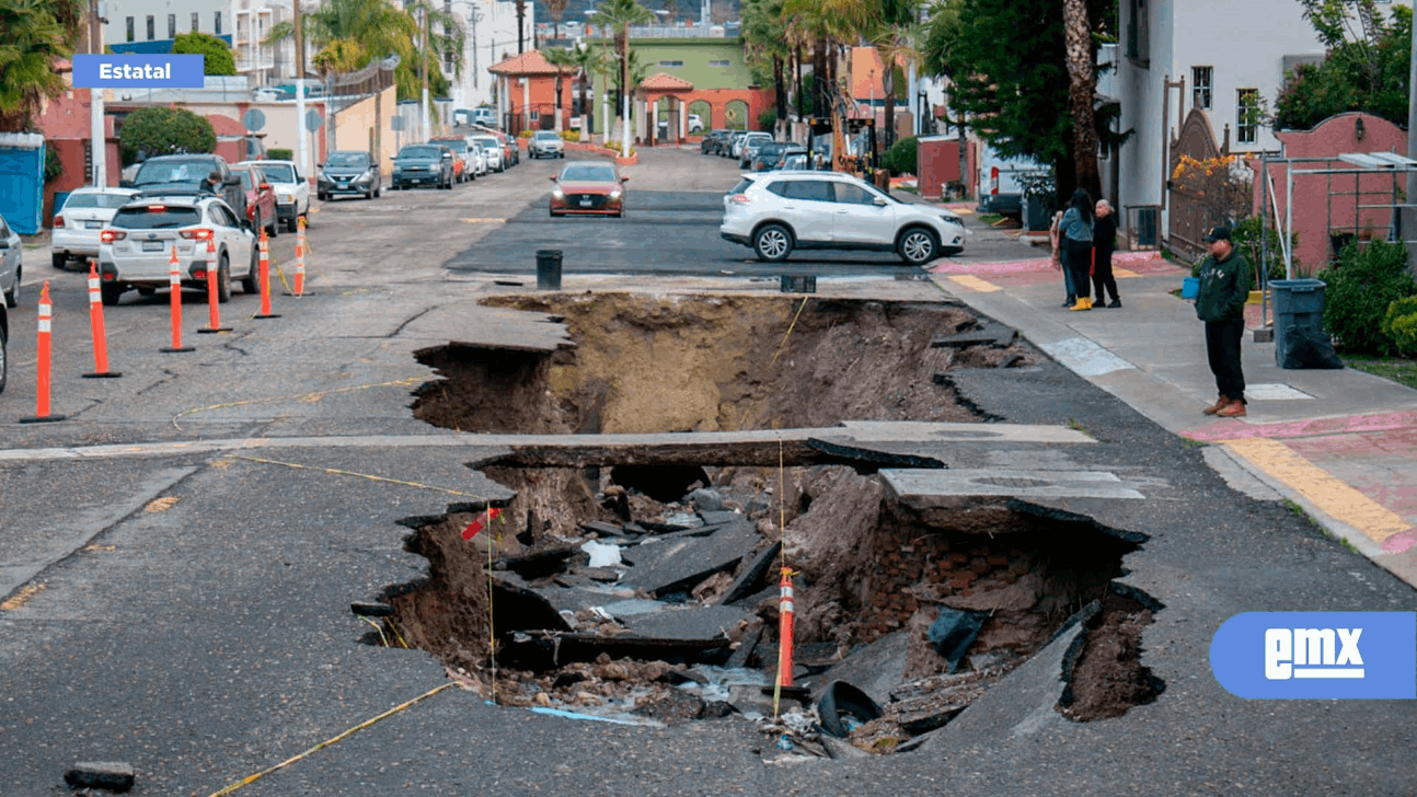 EMX-Se registra mega socavón en el fraccionamiento Jardín de las Bugambilias