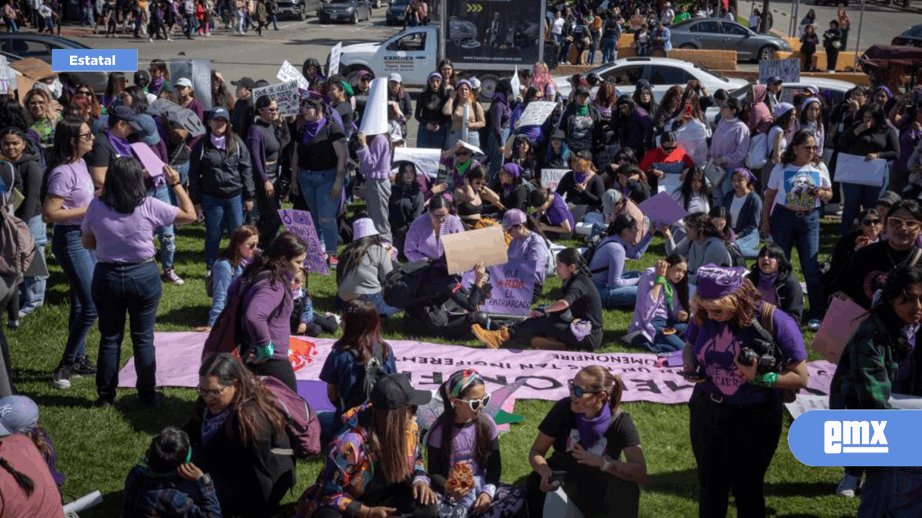 EMX-Colorean en morado monumento "Las Tijeras" en Tijuana