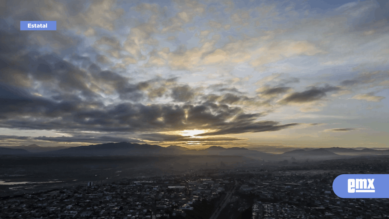 EMX-Vista panorámica de la ciudad durante un despejado amanecer