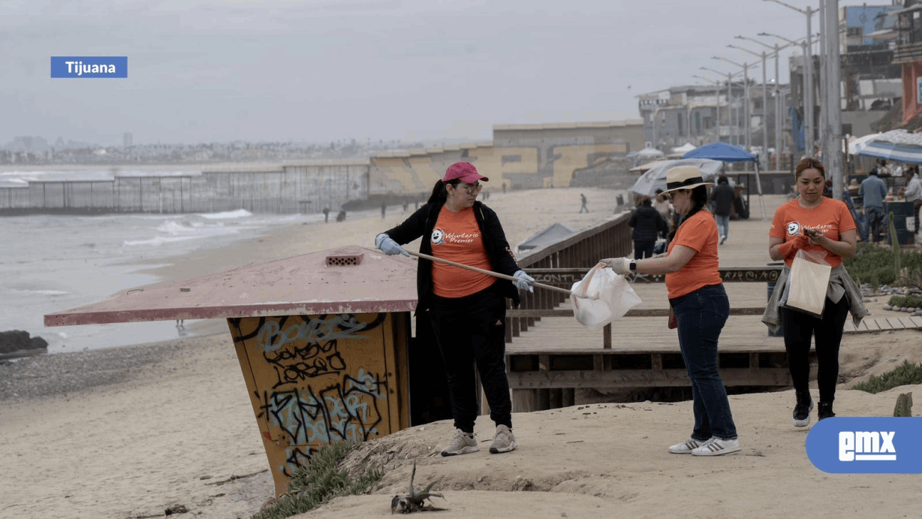 EMX-Voluntarios suman esfuerzos para limpiar Playas de Tijuana 