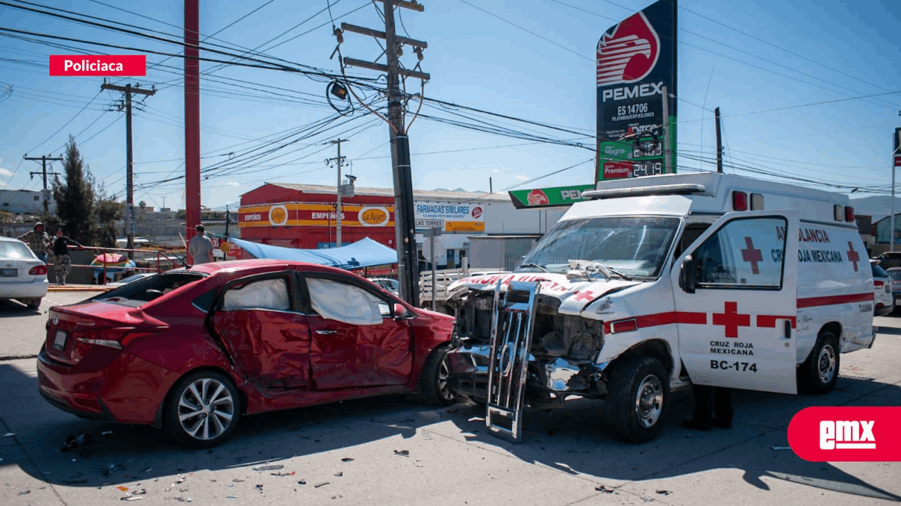 EMX-Choca auto de plataforma digital contra una ambulancia en Las Torres