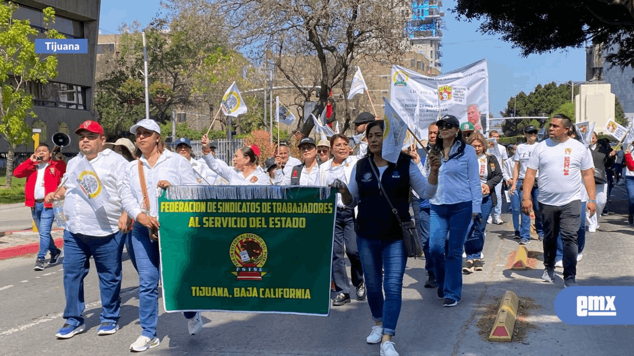 EMX-Arriban-las-primeras-agrupaciones-de-trabajadores-a-Palacio-Municipal-en-Tijuana