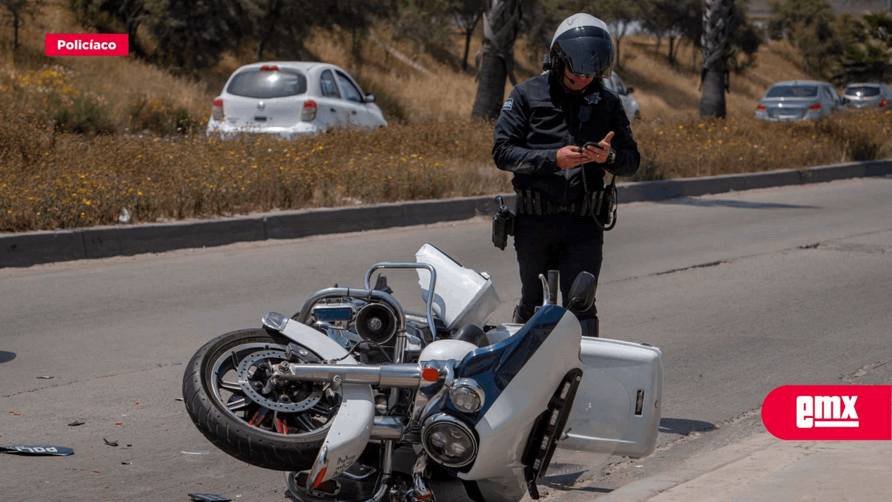 EMX-Chocan motocicleta de Policía y vehículo particular en la Vía Rápida Oriente