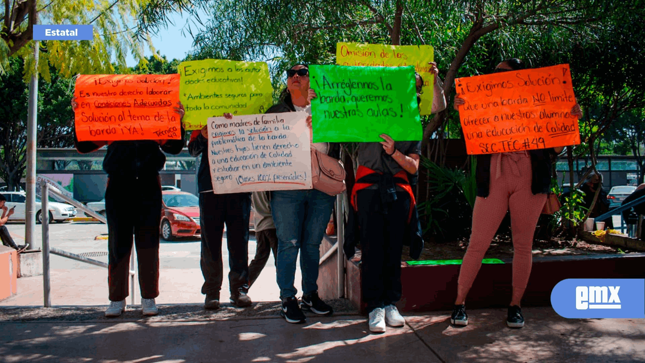 EMX-Protestan padres de estudiantes y profes por una barda no reparada