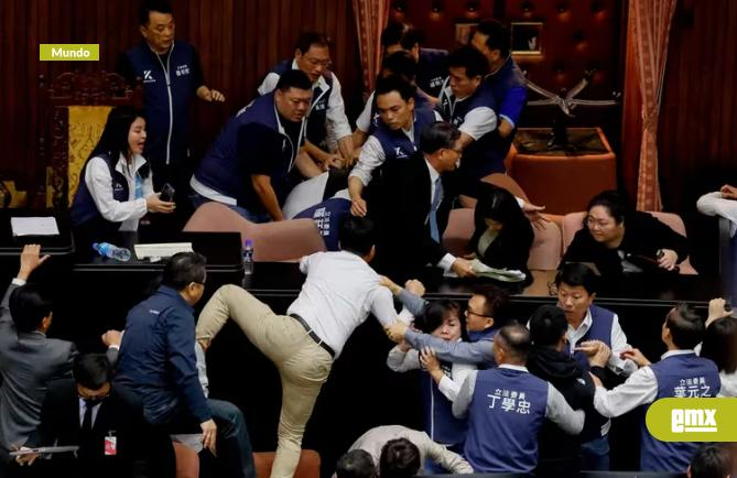 EMX-Legisladores-taiwaneses-se-fueron-a-los-golpes-en-medio-de-una-disputa-sobre-reformas-parlamentarias
