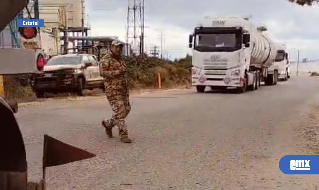 EMX-Ceden manifestantes de la colonia Maclovio Rojas salida de camiones de Pemex Rosarito
