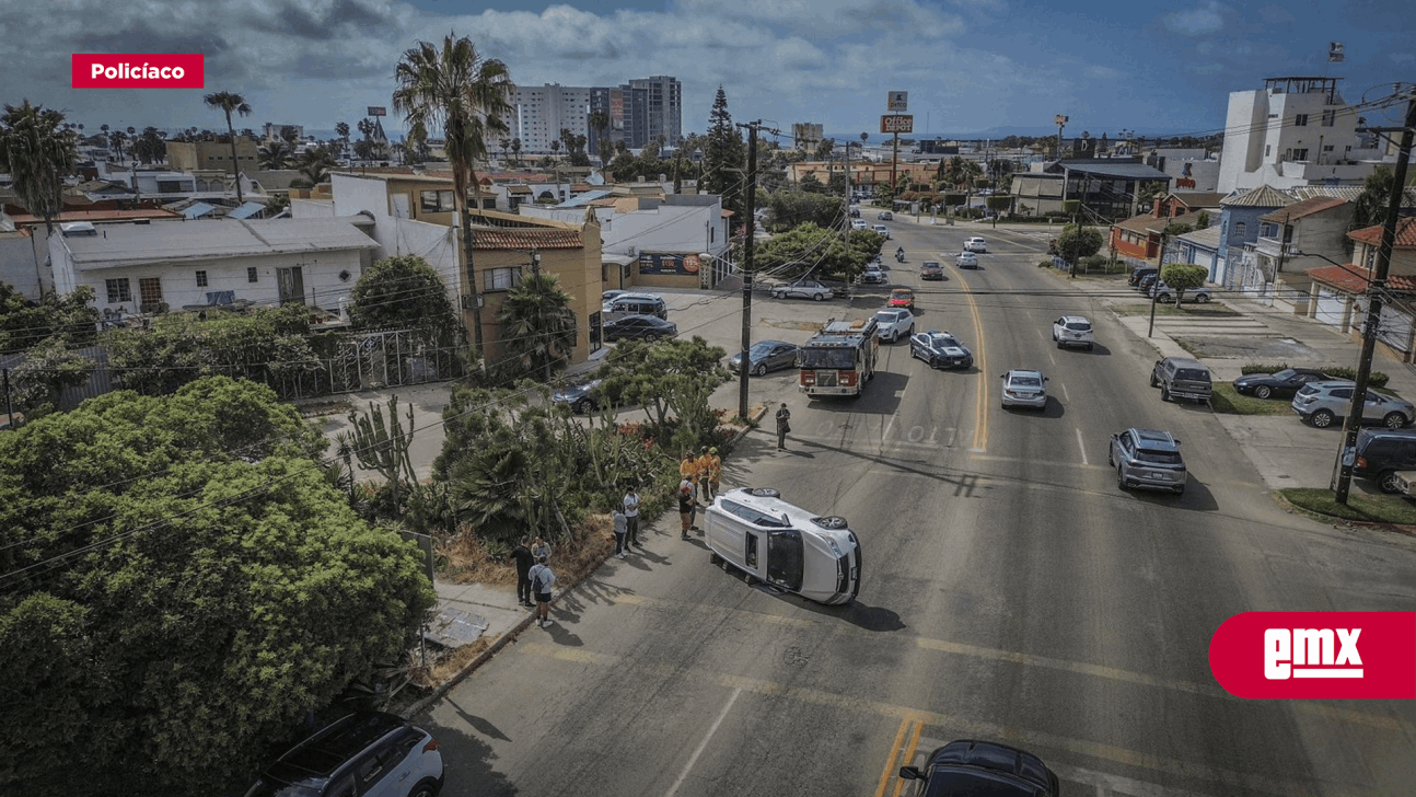 EMX-Vuelca conductor en su camioneta, en Playas de Tijuana