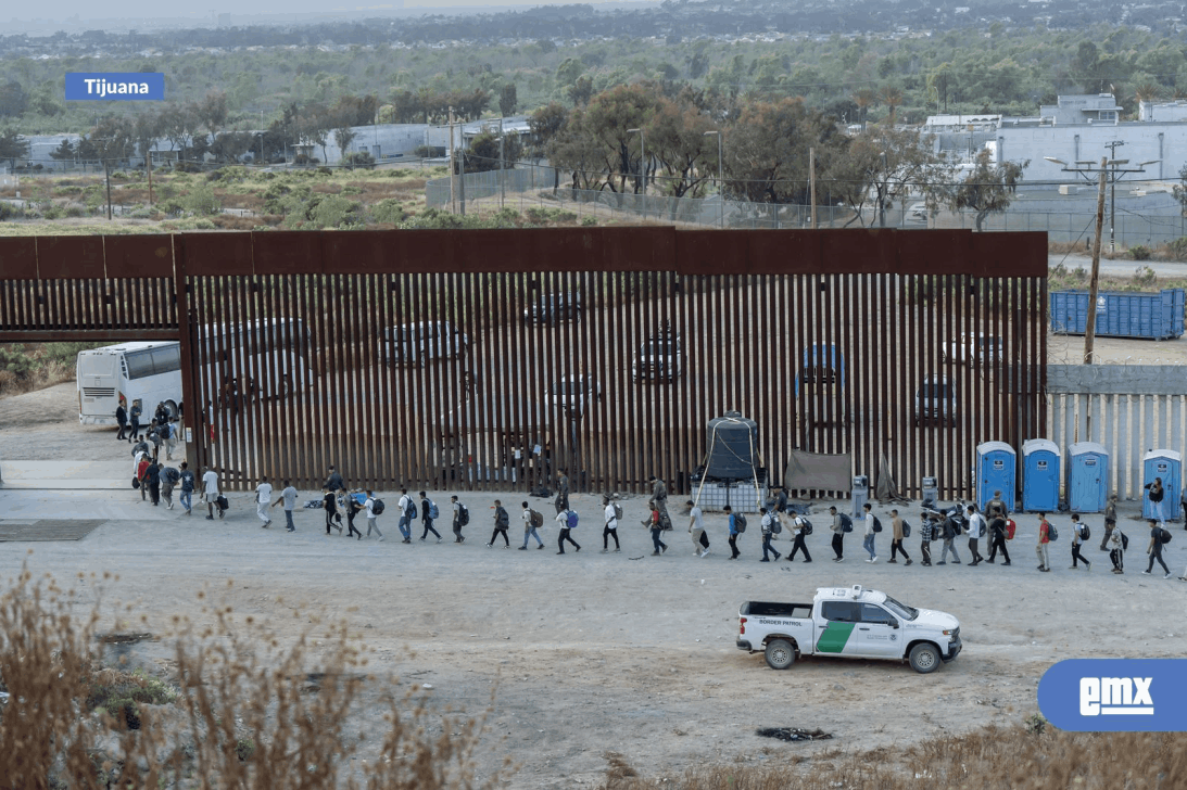 EMX-Continúan cruces irregulares por muro fronterizo de Tijuana