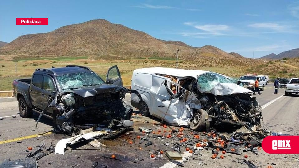 EMX-Brutal choque deja a una persona sin vida y cierre total en carretera al sur de Ensenada