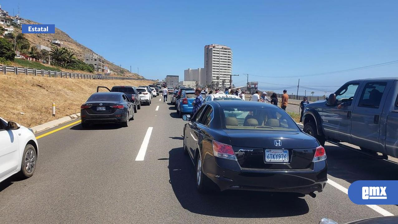 EMX-Carretera de Rosarito hacia Ensenada quedó completamente bloqueada