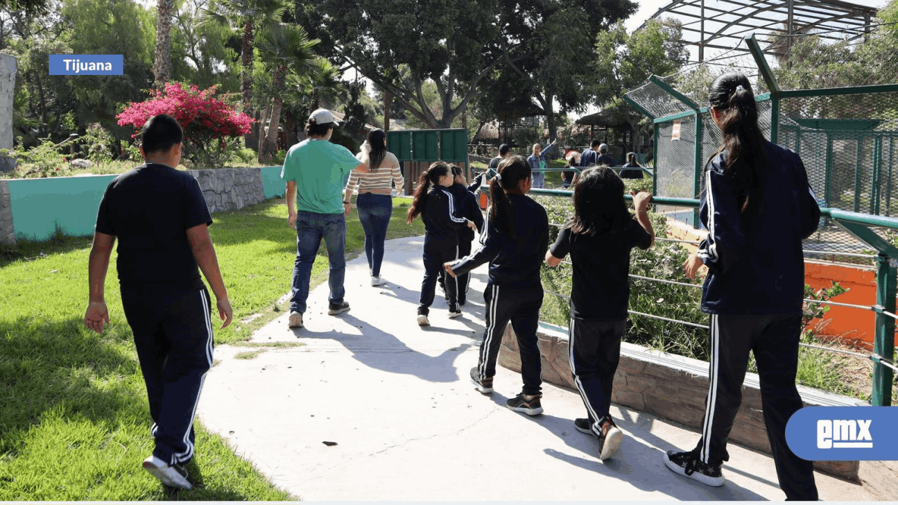 EMX-Visitan niños de Centro de Atención Múltiple zona de animales del parque Morelos