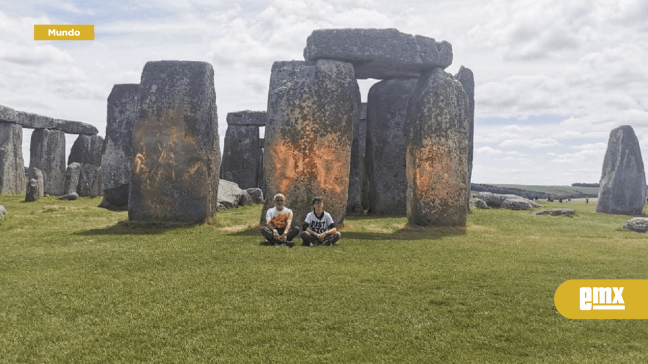 EMX-Ambientalistas pintan de naranja el monumento de Stonehenge